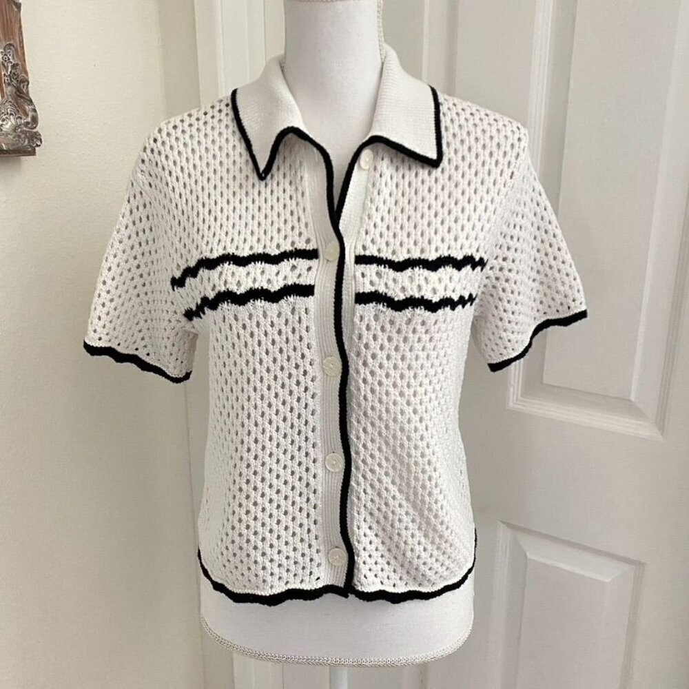 Abercrombie & Fitch Button Front Collar Sweater Feminine Top Size Small. B4 - Picture 2 of 9